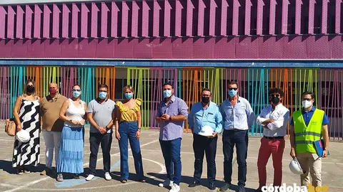 Visita de Inmaculada Troncoso (quinta por la izquierda) a las obras del CEIP San Juan de la Cruz en Priego