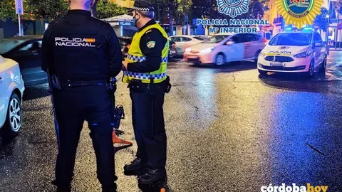 Controles conjuntos de la Polic&iacute;a Local y de la Polic&iacute;a Nacional en Ciudad Jard&iacute;n, en una imagen de archivo