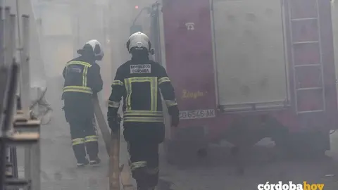 Intervenci&oacute;n de los bomberos en un incendio de vivienda