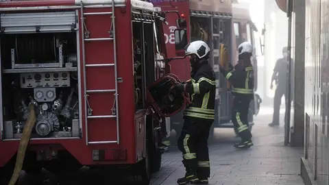 Intervenci&oacute;n de los bomberos en un incendio de vivienda