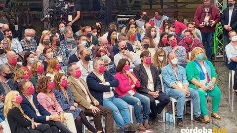 Asistentes al congreso, con Antonio Ruiz y Rafi Cresp&iacute;n sentados juntos (a la izquierda)
