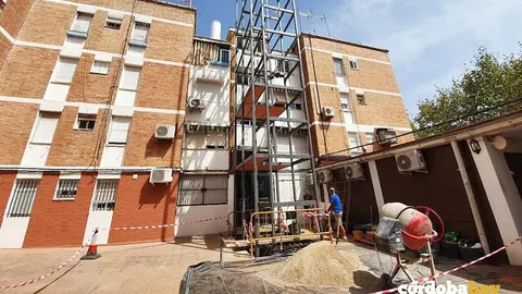 Obras de ejecuci&oacute;n de un ascensor exterior