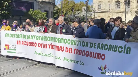 Luis Naranjo y Baltasar Garz&oacute;n encabezan la manifestaci&oacute;n memorialista en Sevilla