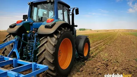 Un tractor faenando un campo