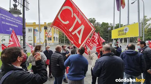 Concentraci&oacute;n de CTA ante la Diputaci&oacute;n por las subcontratas de Epremasa