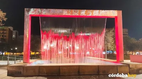 Fuentes iluminadas de rojo por el D&iacute;a del Voluntariado