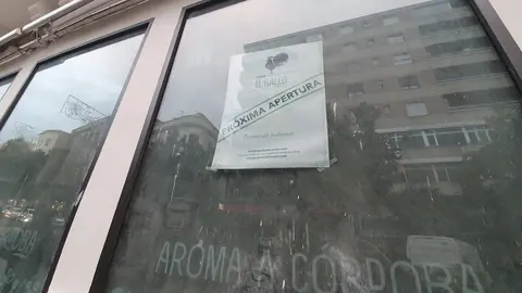 Cartel con la pr&oacute;xima apertura de la Taberna El Gallo del Centro
