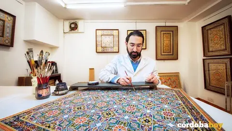 El artista del guadamec&iacute; Jos&eacute; Carlos Villarejo trabaja en una de sus obras. FOTO JOS&Eacute; CARLOS VILLAREJO