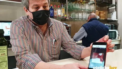 Un hostelero cordob&eacute;s muestra el escaneador del pasaporte Covid en su m&oacute;vil