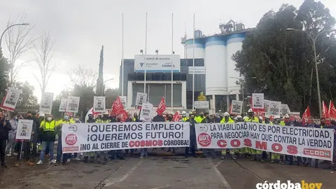 Concentraci&oacute;n de trabajadores a las puertas de Cosmos
