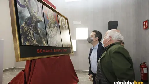 Jos&eacute; Mar&iacute;a Bellido y Jes&uacute;s Aguirre ante el cartel de la Semana Santa 2022