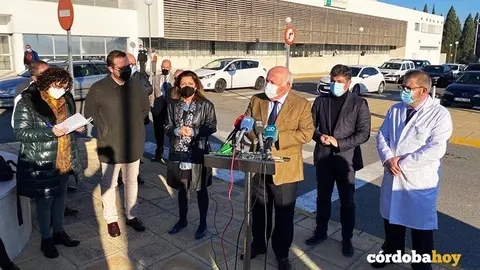 Jes&uacute;s Aguirre a las puertas del Hospital de Montilla