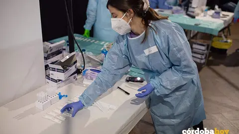 Una sanitaria prepara un test de ant&iacute;genos
