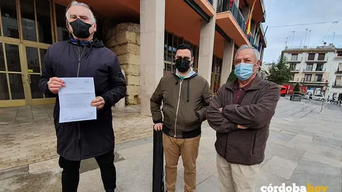 Responsables de Andaluc&iacute;a Entre Tod@s a las puertas del Ayuntamiento