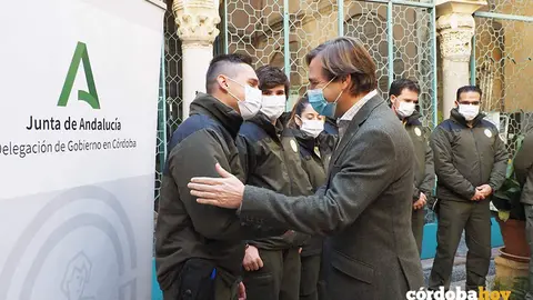 Antonio Repullo saluda a uno de los nuevos agentes de Medio Ambiente