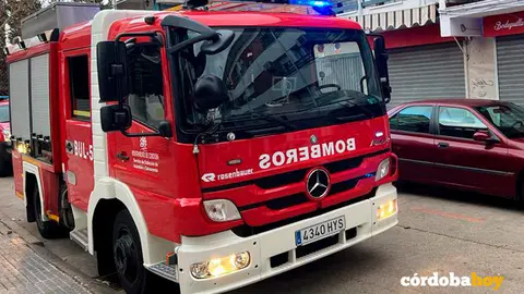 Un veh&iacute;culo de los bomberos de C&oacute;rdoba en plena actuaci&oacute;n