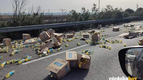 Vuelco de un cami&oacute;n en la A-4 a la altura de Pedro Abad, en una imagen de archivo