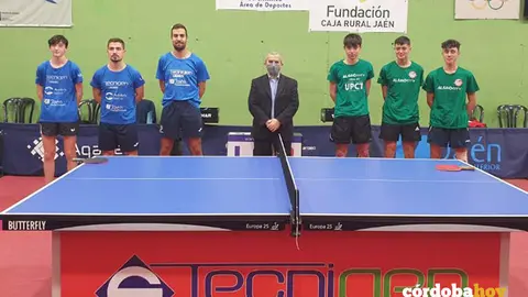 Ra&uacute;l Aparicio Lagares (primero por la izquierda) en su deb&uacute; en Divisi&oacute;n de Honor Nacional de tenis de mesa