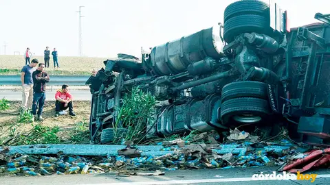 Imagen del cami&oacute;n accidentado en la A-4, a la altura de Pedro Abad, en una imagen de archivo