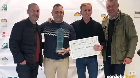 Rafael Luna, David Mart&iacute;nez, Juan Manuel Rodr&iacute;guez y Chencho Mart&iacute;nez con el premio