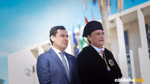 El presidente de la Junta de Andaluc&iacute;a, Juanma Moreno, y el rector de la UCO, Jos&eacute; Carlos G&oacute;mez Villamandos