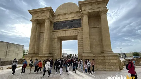 Visitantes en la Puerta del Puente, en una imagen de archivo