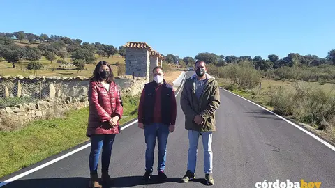 Olmo (centro) y Buenestado (dcha.), en el camino rural 'De Fuencaliente', en Conquista