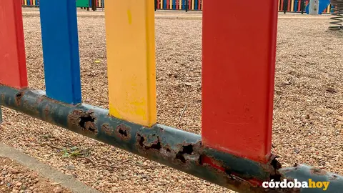 Deterioro en un parque infantil de la capital