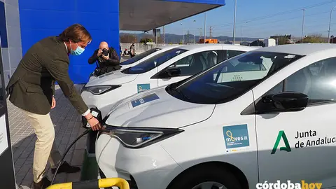 Antonio Repullo recarga un veh&iacute;culo el&eacute;ctrico de la Junta
