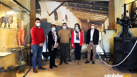 Inmaculada Silas (segunda por la derecha) visita el Museo del Mosto de Moriles