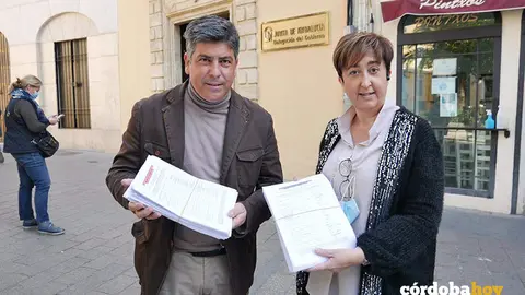 Rafael Llamas y Paqui Carmona muestran las miles de firmas que han entregado a la Junta en defensa de la sanidad p&uacute;blica