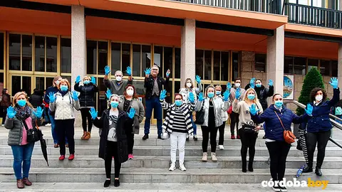 Las trabajadoras de la limpieza con Manuel Ortega a las puertas del Ayuntamiento