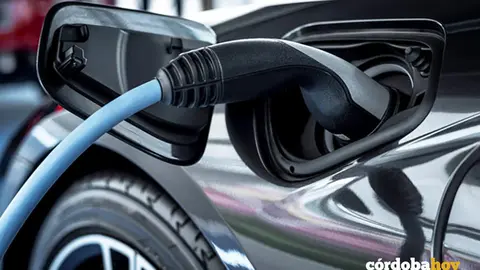 Veh&iacute;culo el&eacute;ctrico cargando, en una imagen de archivo