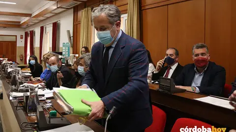 Salvador Fuentes con el 'tocho' de las cuentas municipales de 2022