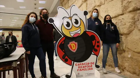 Antonio Torcuato y Eva Contador con la mascota 'Domi'