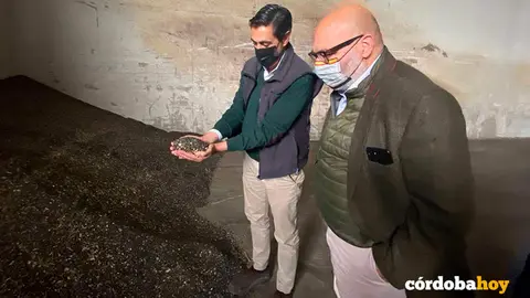 Alejandro Hern&aacute;ndez, presidente de Vox en C&oacute;rdoba, en la visita a la empresa Cetisur
