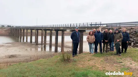 Miembros de Unidas Podemos en el embalse de Sierra Boyera en marzo de 2022