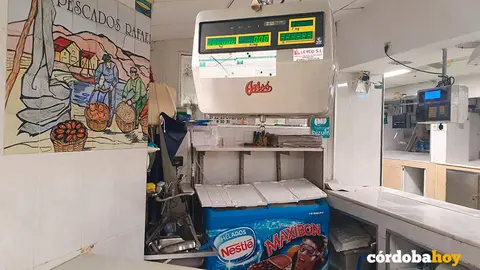 Puesto de pescado vac&iacute;o en el Mercado de El Marrubial