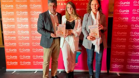 M&oacute;nica Montenegro (centro), con el alcalde y la concejala de Cultura de Montilla