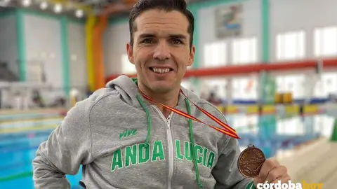 Paco Salinas con su medalla de bronce