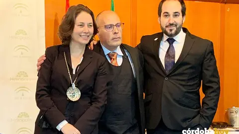 Los sumilleres cordobeses Mara de Miguel y Manuel Fern&aacute;ndez (centro) en el concurso andaluz de Sevilla