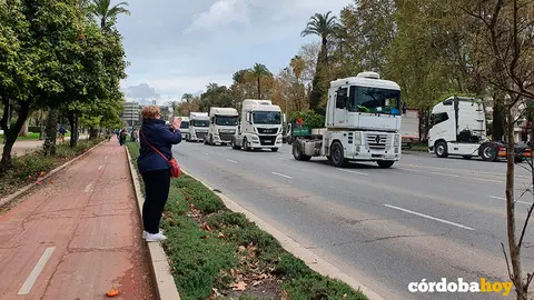 Una mujer aplaude al paso de los camiones en una protesta en la capital cordobesa