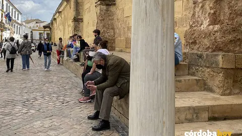 Turistas en el entorno de la Mezquita-Catedral