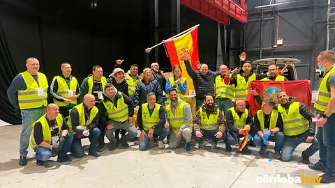 Pedro Gonz&aacute;lez y su sobrino &Aacute;lvaro con la bandera de C&oacute;rdoba a su llegada a Varsovia