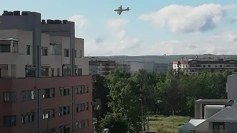 Imagen del avi&oacute;n sobre la ciudad de C&oacute;rdoba FOTO @RafalcorS