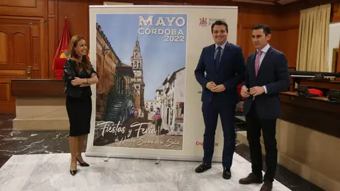 Mari&aacute;n Aguilar, Jos&eacute; Mar&aacute; Bellido y Manuel Mu&ntilde;oz con el cartel del Mayo Festivo FOTO RAFA MELLADO SENIOR
