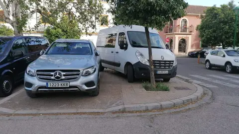 Veh&iacute;culos estacionados en Campo de la verdad durante la Semana Santa, en una imagen de archivo
