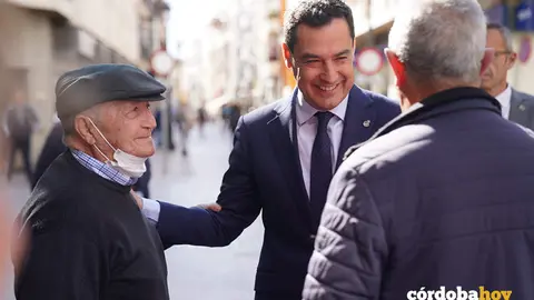 Juanma Moreno en su visita a Lucena