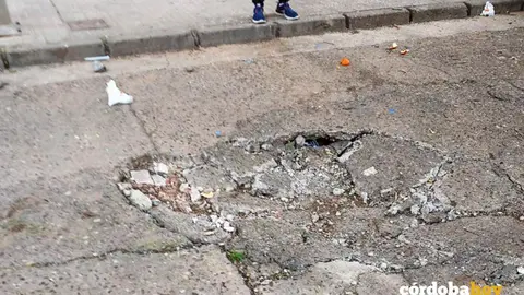 Hundimiento del asfalto en Avenida Luis Ca&ntilde;ete, en Las Moreras