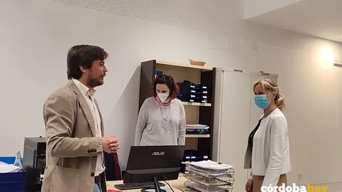 Inmaculada Troncoso (derecha) en la Secretar&iacute;a del IES Maim&oacute;nides